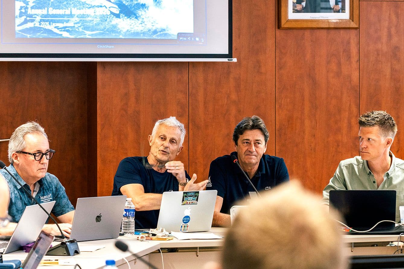 Jean-Luc Arassus ses her i selskab med Robert Fasulo (ISA Executive Director),&nbsp;Laurent Peyrondet (Mayor of Lacanau) og Michael Lindberg (Direktør i Surf &amp; SUP Danmark) i forbindelse med ESFs årsmøde i maj måned.<br>Foto: ESF