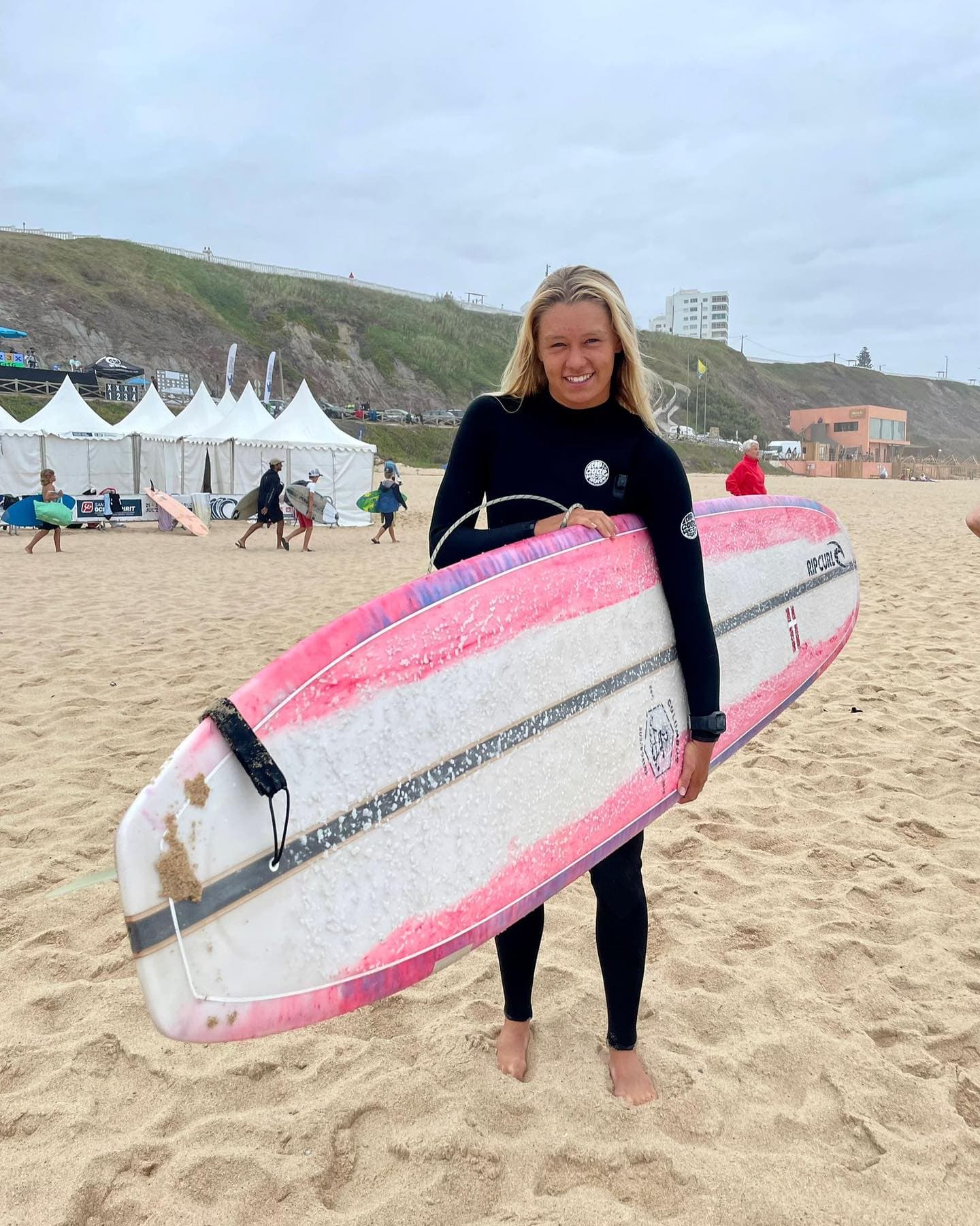 Thilde Sofie Rasmussen repræsenterede Danmark i både longboard og shortboard, men det var i longboard at Thilde gik i finalen og vandt en flot bronze-medalje. Foto: Surf & SUP Danmark.