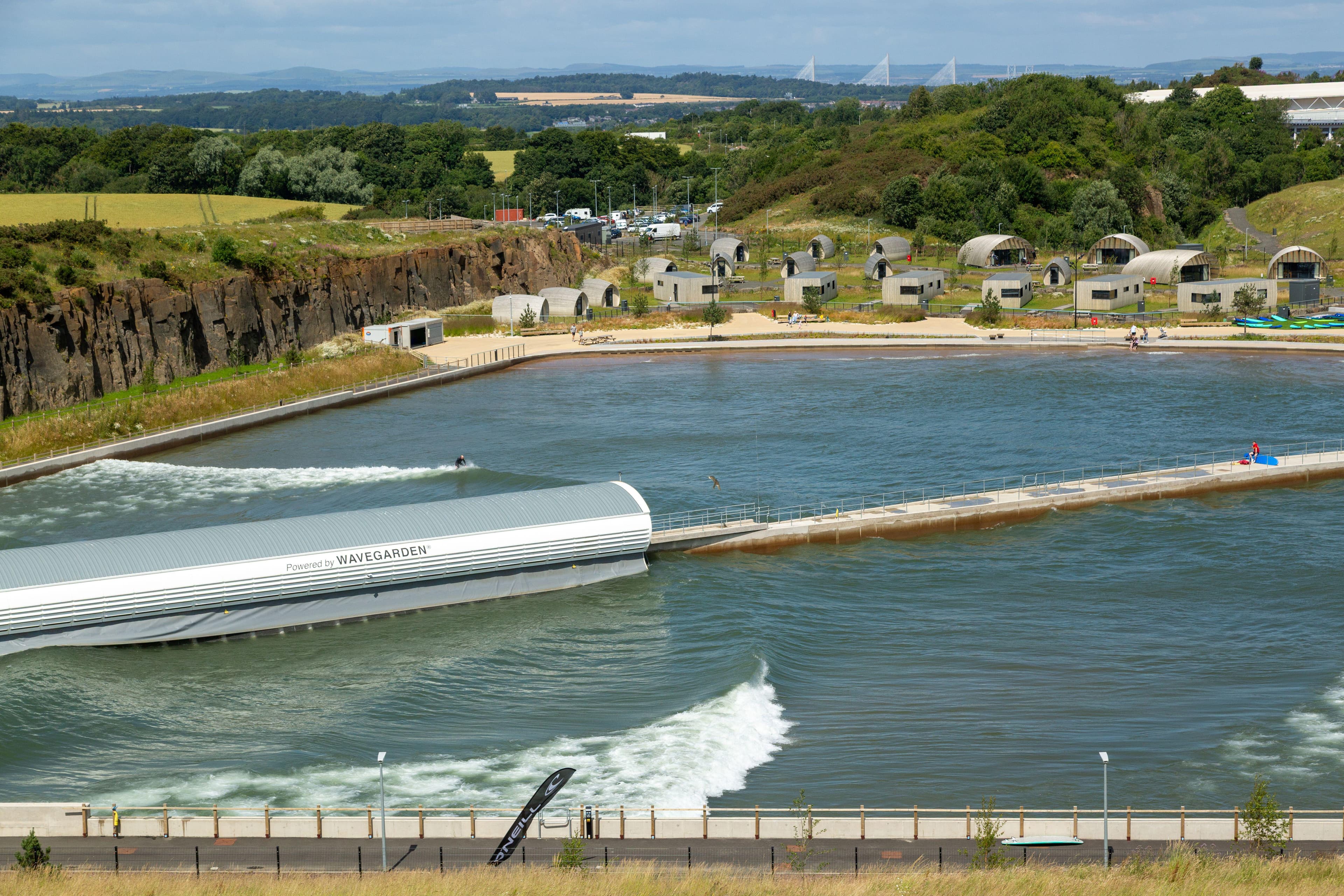 Mange vandsportsaktiviteter vil kunne komme i spil i et kunstigt bølgeanlæg og de omkringliggende arealer vil også kunne anvendes til andre nærliggende aktiviteter som fx skateboarding, beachvolley, klatring, friluftsliv m.v.