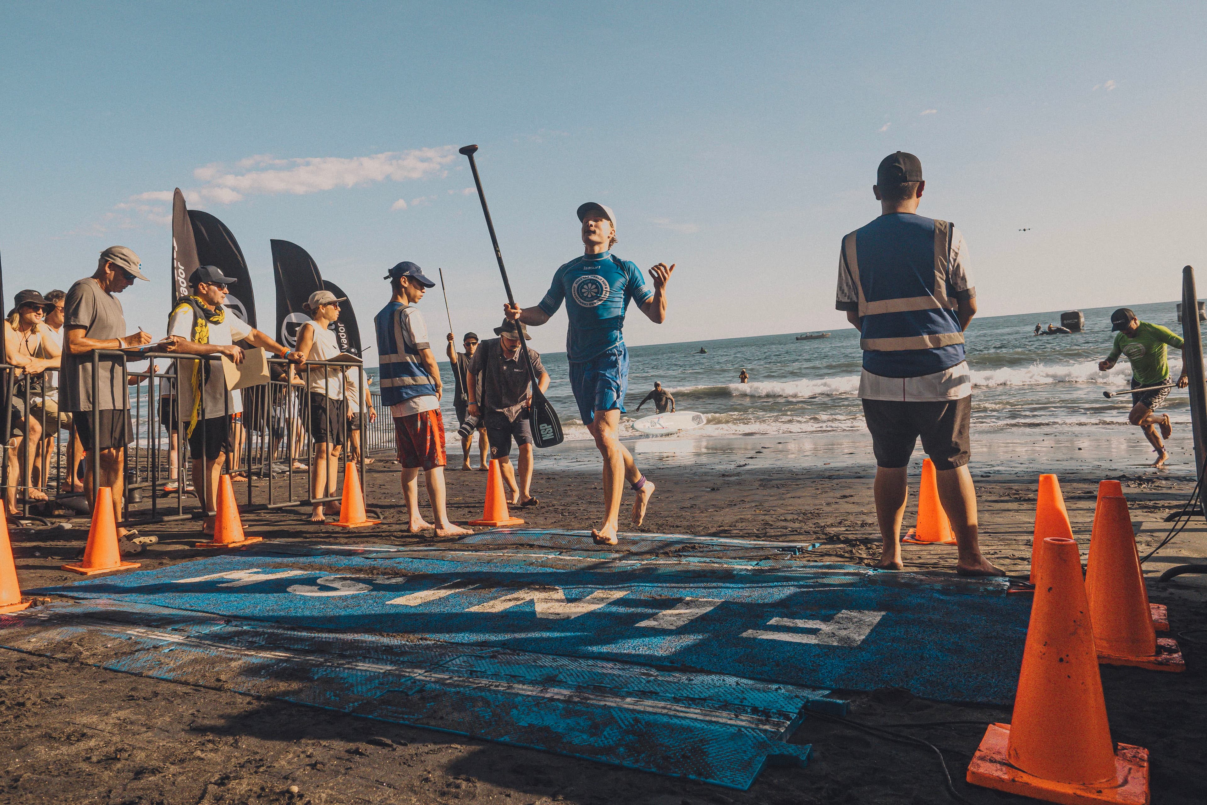 Christian passerer her målstregen foran franske Ethan Bry, spanske Sergio Cantoral og Italienske Nicolo Ricco. Foto: ISA / Sean Evans