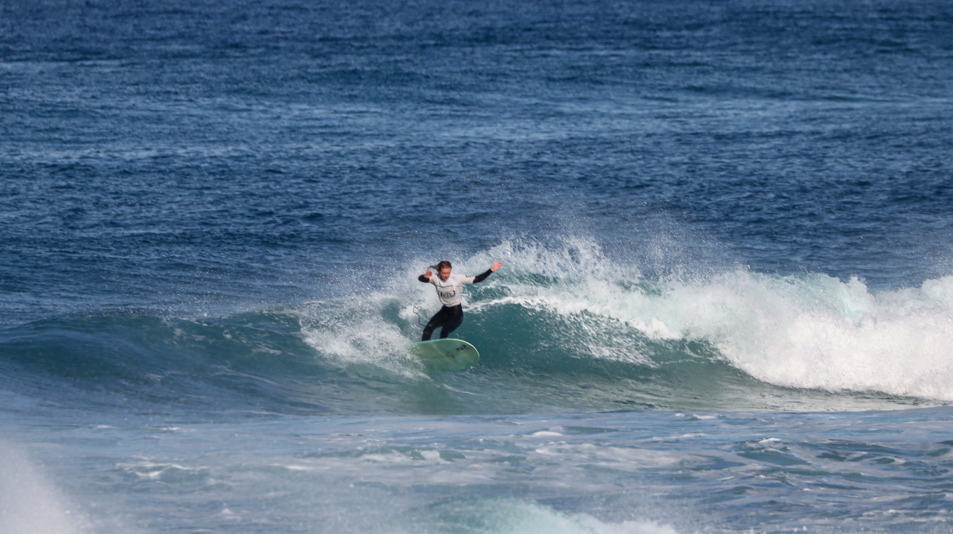 Thilde fik den 5. højeste score i runde 2, men var ikke blandt de 8 atleter som røg med videre til 1/4-finalerne, da hun i sit heat blev slået af både Raquel Bento og Mare Robroch. Førstnævnte vandt i øvrigt senere søndag finalen. Foto: European Surfing Association.